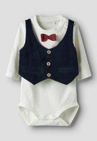 Body de bebé de algodón con mangas largas, que presenta un chaleco de pana azul oscuro y una pajarita roja, completado con detalles de botones de madera.