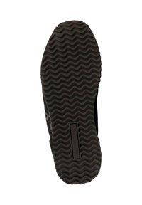 Semelle de chaussure en caoutchouc noir avec un motif de semelle ondulée et une étiquette de marque rectangulaire sur le côté, avec un contour lisse.
