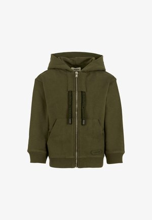 Felpa con zip di colore verde oliva realizzata in tessuto morbido, dotata di cappuccio, tasche frontali e cordini neri intrecciati con estremità in plastica.