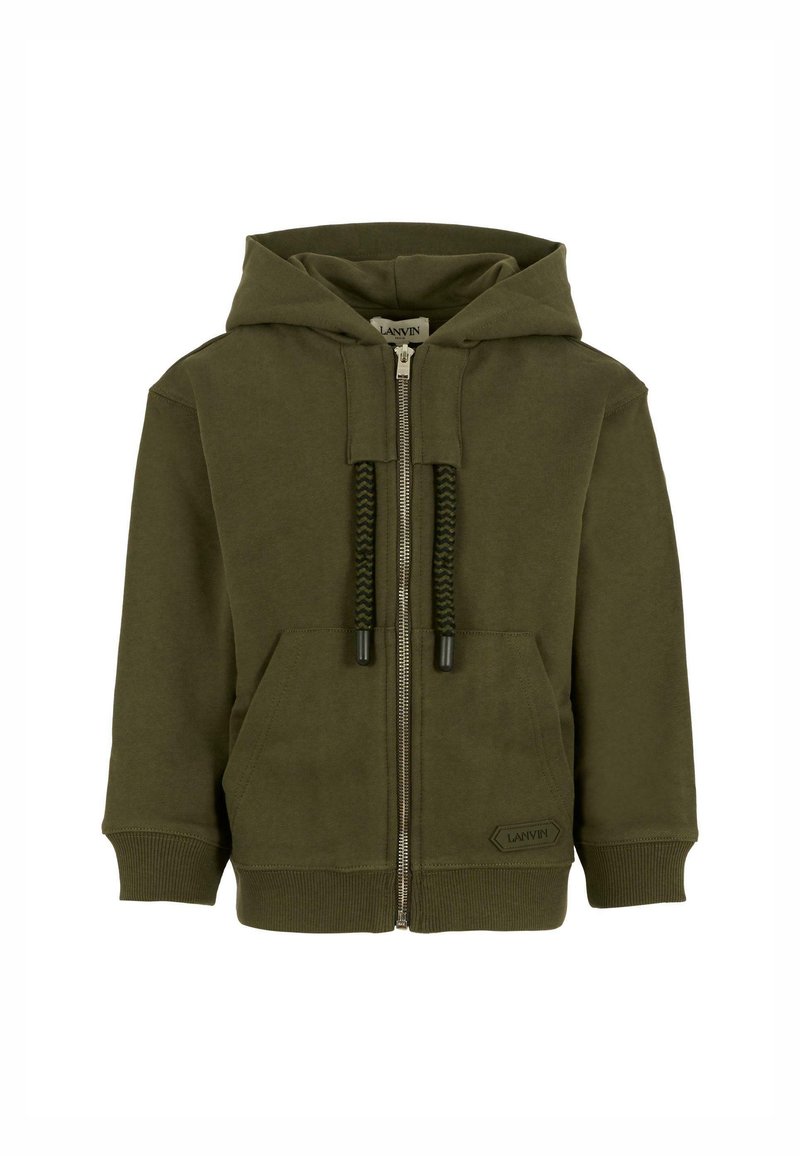 Felpa con zip di colore verde oliva realizzata in tessuto morbido, dotata di cappuccio, tasche frontali e cordini neri intrecciati con estremità in plastica.
