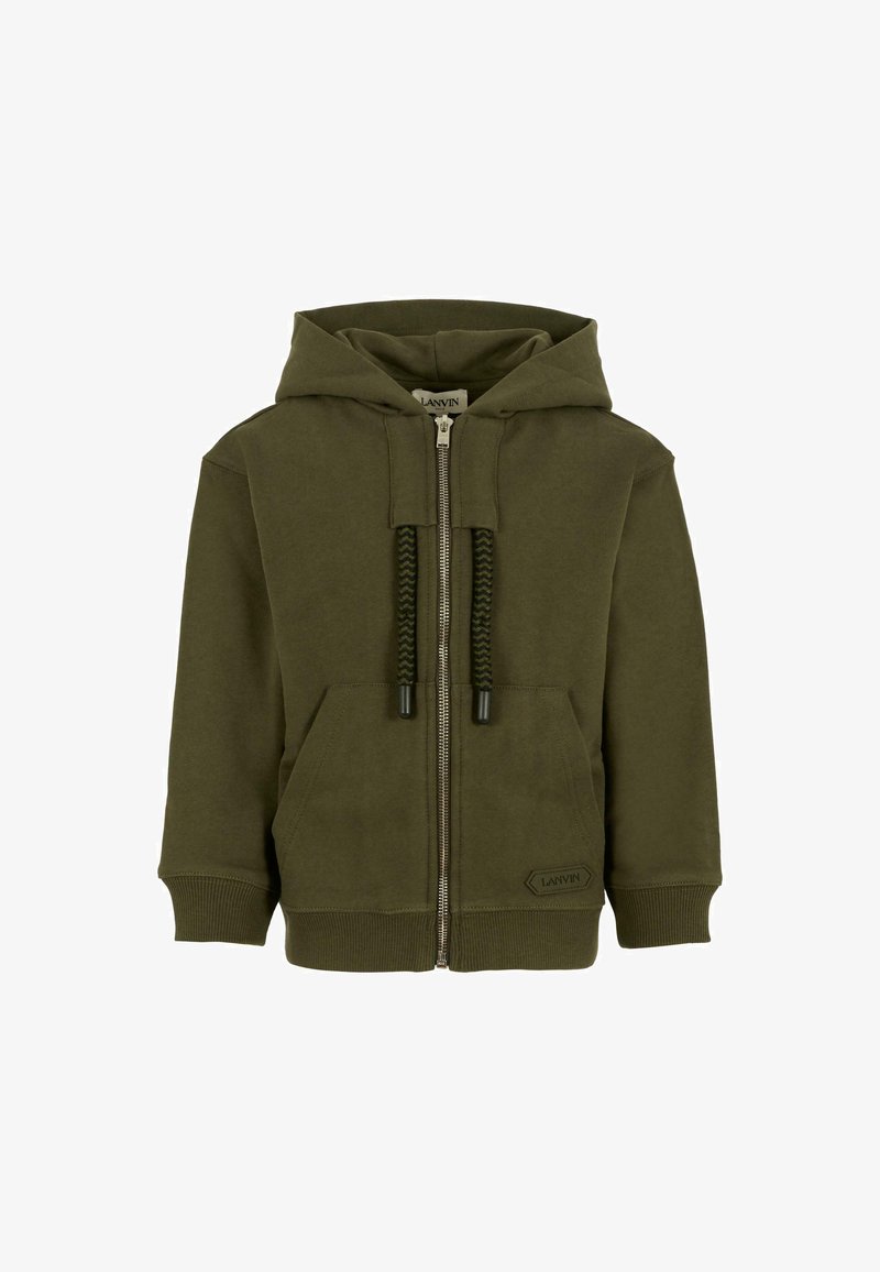 Felpa con zip di colore verde oliva realizzata in tessuto morbido, dotata di cappuccio, tasche frontali e cordini neri intrecciati con estremità in plastica.