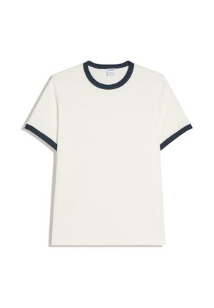 Biała koszulka z krótkim rękawem z ciemnogranatowym kołnierzem i mankietami na rękawach, ułożona na płasko na białym tle.