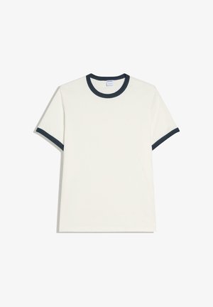 Fehér rövid ujjú póló sötét tengerészkék gallérral és ujjvégekkel, fehér háttéren szépen szétterítve.