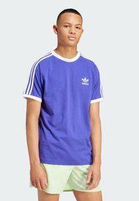 adidas Originals ADICOLOR CLASSICS 3-STRIPES - Apdrukāts T-krekls - energy ink