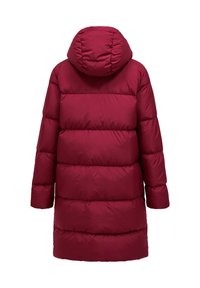 Bordeaux pufferjas met een capuchon, voorzien van een gewatteerd ontwerp en elastische manchetten. Het materiaal is glad, ontworpen voor warmte en comfort.