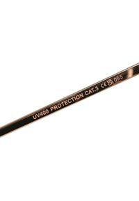 Prillid metallilise läikega. Raamile on graveeritud tekst "UV400 KAITSE CAT.3" ja täiendavad märgised. Värv: tume koos vaskaktsentidega.