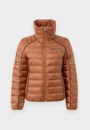 Brun puffjakke med høj krave, quiltet tekstur, kontrasterende marineblå syninger og et logo-patch på brystet. Lynlås foran.