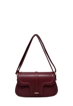 Borsa a tracolla in pelle rosso scuro con chiusura a patta, tracolla singola e dettaglio fibbia color oro, mostrata su sfondo bianco.