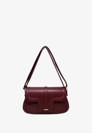 Borsa a tracolla in pelle rosso scuro con chiusura a patta, tracolla singola e dettaglio fibbia color oro, mostrata su sfondo bianco.