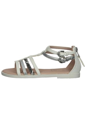 Sandalias blancas con acentos plateados, tira con patrón de reptil, diseño de punta abierta, hebilla en el tobillo y suela texturizada.