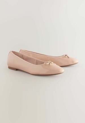 Rózsaszín lakkbőr balettcipők, kerek orral, elöl kis masni díszítéssel és alacsony, sík talppal a kényelem érdekében.