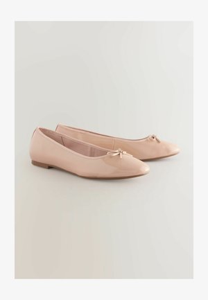 Rózsaszín lakkbőr balettcipők, kerek orral, elöl kis masni díszítéssel és alacsony, sík talppal a kényelem érdekében.