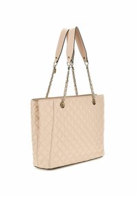 Borsa tote in pelle beige trapuntata con doppi manici superiori e decorazioni in catena. Presenta una forma rettangolare e un motivo di cucitura.