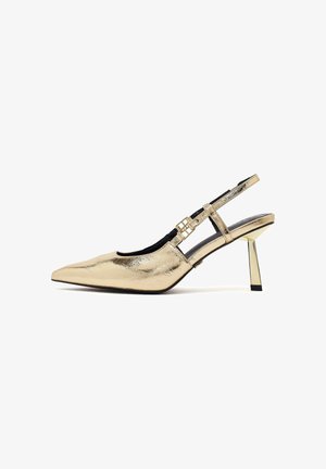 Spitz zulaufender High Heel Slingback in gold metallic mit dünnem Knöchelriemen und schlankem Blockabsatz.