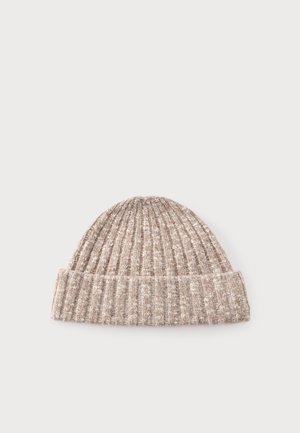 Bonnet en maille côtelée beige et crème, avec un large revers, présenté sur un fond clair uni.