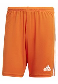Shorts de sport orange en tissu léger, avec un design à 3 bandes blanches sur les côtés et un logo Adidas en bas à droite.