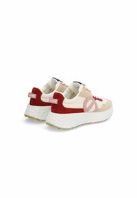 Sneakers con una suola bianca testurizzata, parte superiore in tessuto beige, accenti in suede rosso e dettagli rosa sui lati e sul tallone.