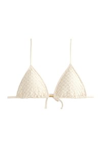 Top bikini triangolare all'uncinetto in bianco sporco, con spalline sottili e chiusura a fiocco. Motivo testurizzato e dettaglio hardware discreto al centro.