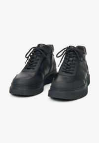 Czarne skórzane sneakersy za kostkę z teksturowanymi akcentami, okrągłym noskiem, wyściełanym kołnierzem, sznurowanym przodem i masywną gumową podeszwą.