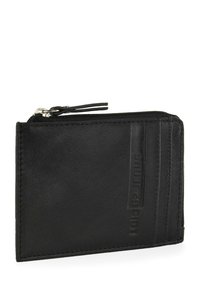 Billetera de cuero negro con una superficie texturizada, que cuenta con un cierre de cremallera y múltiples ranuras para tarjetas. Destacada marca en relieve en la parte frontal.