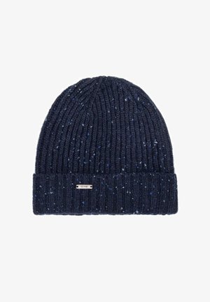 Granatowa czapka z dzianiny o prążkowanej fakturze z wzorem w drobne kropeczki i podwiniętym mankietem, z małą prostokątną metalową metką marki.