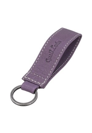Lila Leder-Schlüsselanhänger mit weißer Naht und einem Metallring, geprägt mit „Gusti Leder“ Branding auf dem Lederband.