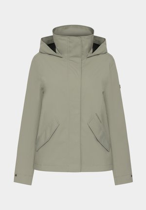 Lichtgrijze waterdichte jas met een hoge kraag, verstelbare capuchon en twee grote voorkruiszakken. Gladde textuur met minimale details.