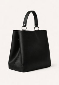 Μαύρη τσάντα χειρός από δέρμα με φαρδιά βάση, στρογγυλές λαβές προσαρτημένες με μεταλλικούς κρίκους, παρουσιάζεται πάνω σε απλό ανοιχτό φόντο.