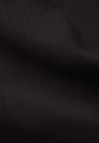 Svart tyg med en slät yta och subtil lyster, med fina vävningar och inga synliga mönster eller accenter.