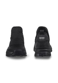 Schwarze Slip-On-Sneaker mit gepolstertem Obermaterial, flacher Sohle, strukturiertem Stoff und einer Schlaufe hinten. Mit Logo an der Ferse.