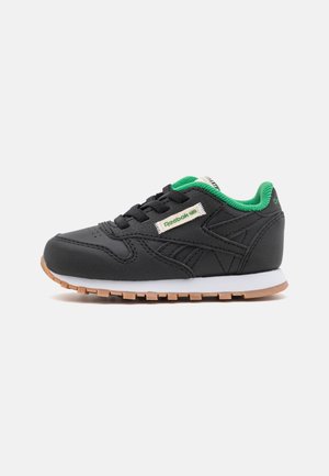 CLASSIC UNISEX - Sneakers laag - core black/glen green/footwear white