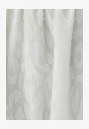 Bílá tkanina s vyvýšeným, strukturovaným leopardím vzorem, s průsvitným vzhledem a měkkou, hladkou texturou.