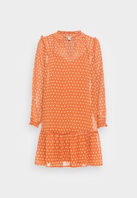 Vestido laranja semi-transparente com mangas longas, decote em V e detalhes franzidos. Apresenta padrões brancos em forma de coração e uma bainha com babados.