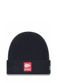 Berretto lavorato a maglia blu navy con texture a coste. Presenta una toppa rossa con il logo dei Kansas City Chiefs sulla parte anteriore. Design con risvolto.