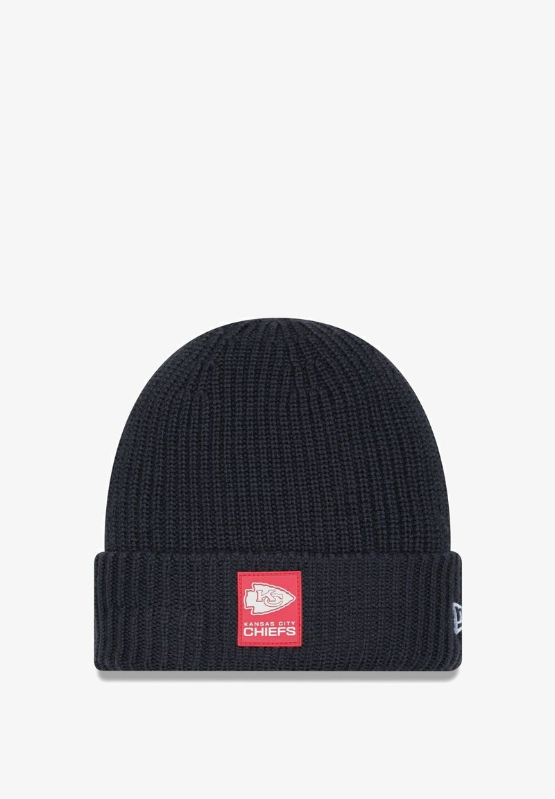 Berretto lavorato a maglia blu navy con texture a coste. Presenta una toppa rossa con il logo dei Kansas City Chiefs sulla parte anteriore. Design con risvolto.