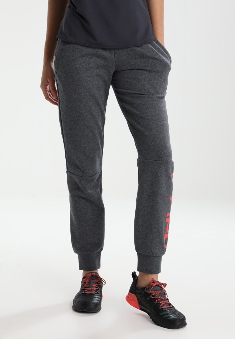 Grijze sportieve joggingbroeken met een smalle pasvorm, voorzien van zijzakken en een contrasterende rode grafische print op het linkerbeen.