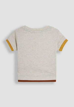 Lyhythihainen t-paita vaaleasta beigeistä kankaasta, jossa on sinapitienkeltaiset ja ruosteenväriset hihansuut, yksinkertainen ja koristamaton selkädesign.