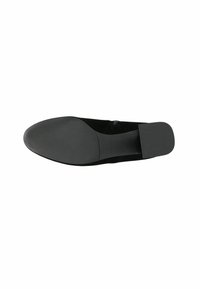 Černé semišové baleríny s kulatou špičkou, nízkým blokovým podpatkem a hladkou gumovou podrážkou. Svršek má jednoduchý, elegantní design bez vzorů.