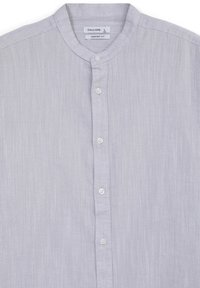 Camicia button-up grigia chiara con colletto alla cinese, realizzata in tessuto testurizzato, con un motivo a righe verticali e cinque bottoni bianchi sul davanti.