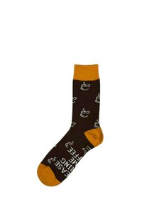 Brauner Socken mit orangefarbenem Bündchen, Ferse und Zehen, verziert mit weißen Kaffeetassensymbolen und dem Text "BITTE BRING MIR KAFFEE."