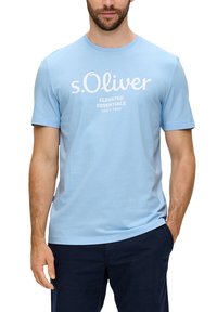 s.Oliver MIT GROSSEM LABEL - T-shirt print - himmelblau