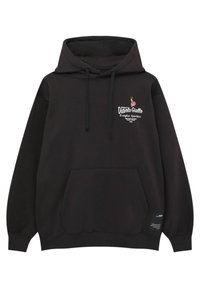 Czarna bluza z kapturem, z przednią kieszenią, sznurkami oraz małą kolorową grafiką z białym napisem na górnej lewej części klatki piersiowej.