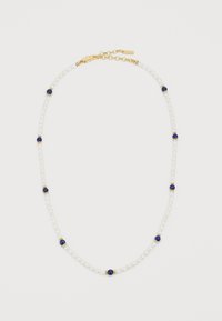 Collar de perlas con cuentas azules alternas, acentos dorados y un cierre de langosta. Presenta una textura delicada y suave, y una forma curva.