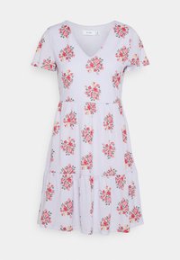 Vestido floral em V em roxo claro, com mangas curtas, saia em camadas e padrões florais intrincados em tons de rosa e vermelho por todo o vestido.