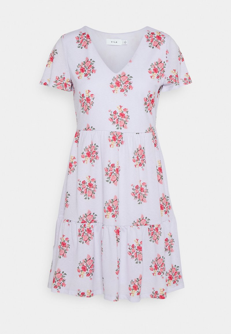 Vestido floral em V em roxo claro, com mangas curtas, saia em camadas e padrões florais intrincados em tons de rosa e vermelho por todo o vestido.