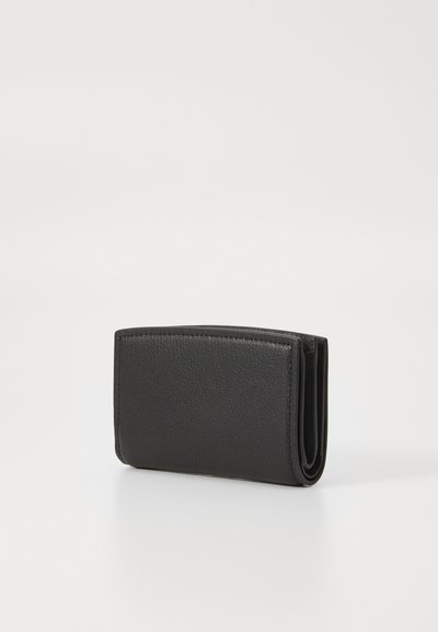 Portefeuille en cuir noir avec une finition texturée, présentant une forme rectangulaire et un design plié. Aucun matériel ni motif visible.