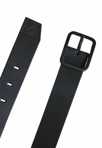 Cinturón de cuero negro con textura suave, que presenta una hebilla rectangular y múltiples agujeros para ajustar el tamaño. Diseño simple, sin patrones.