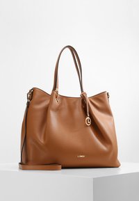 Tote Bag aus tanfarbenem Leder mit strukturierten Oberflächen, goldenen Hardware-Akzenten und einem abnehmbaren Tragegurt. Verfügt über ein lässiges Design und ein Logodetail.
