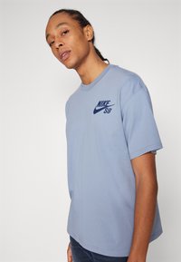 Nike SB TEE LOGO - T-shirts print - ashen slate