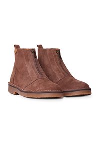 Bruine suède enkellaarsjes met een ritssluiting, een afgeronde neus en een platte rubberen zool met een lichte hak. Getextureerd materiaal met stikselaccent.